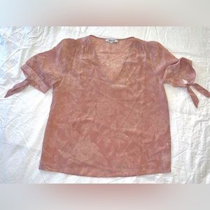 Madewell Business Casual Pink Chiffon Tshirt w/ Muted White Floral Pattern